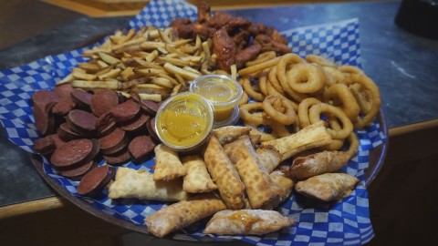 Oasis Pub's Heavyweight Appetizer Platter Challenge