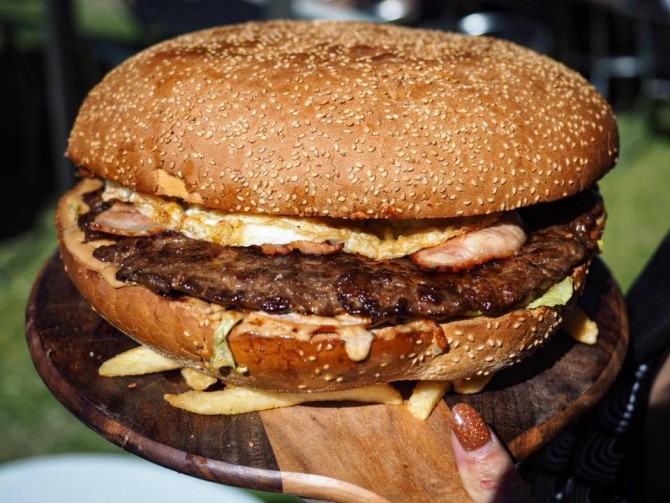 Swan Valley Oasis' 2kg Giant Burger Challenge