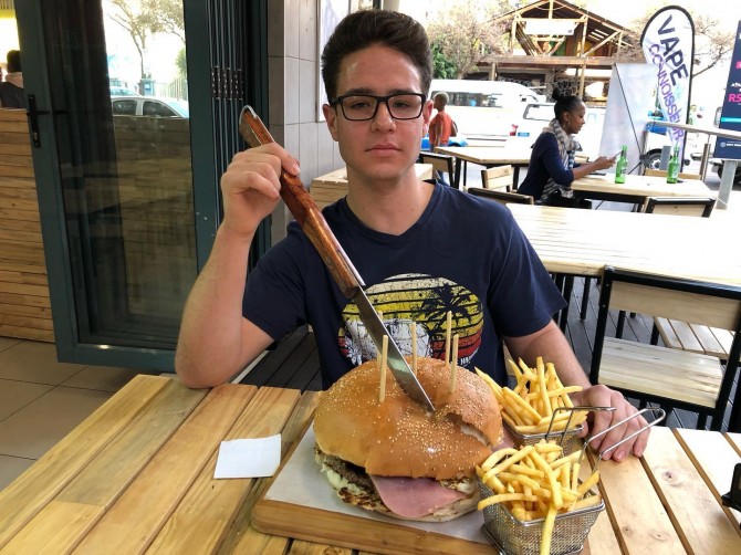 Dooh Ponto's 1kg Hamburger Challenge