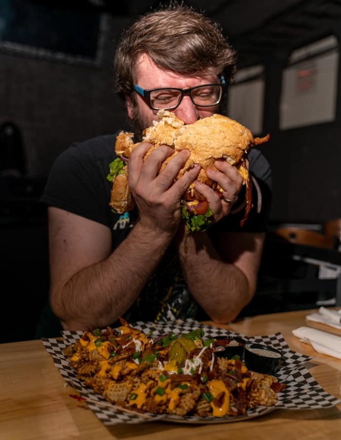 Bowie's Nashville 3lb Burger Challenge Eating