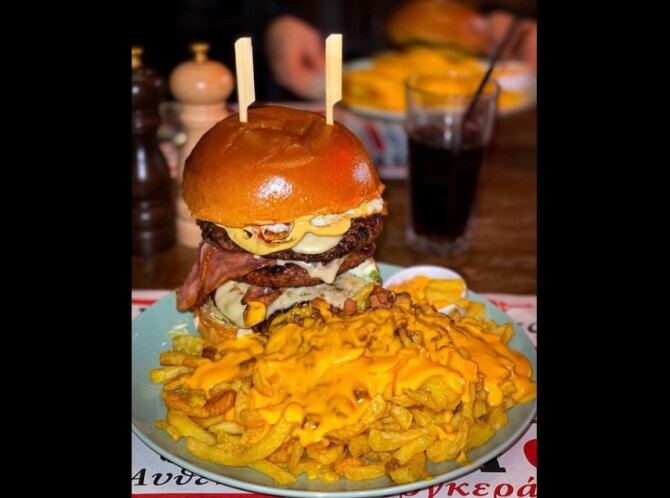 Μπαρ Μπεε Κιου's "Father of the Brave" Burger Challenge