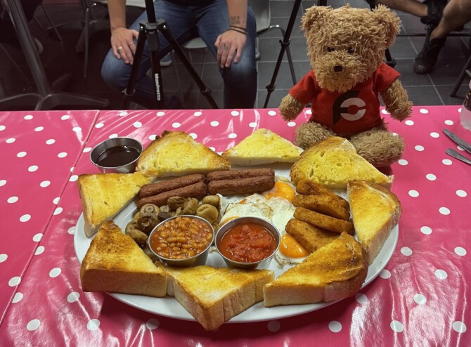 Greasy Pig's No Meat For Me Vegetarian English Breakfast Challenge Leeds UK