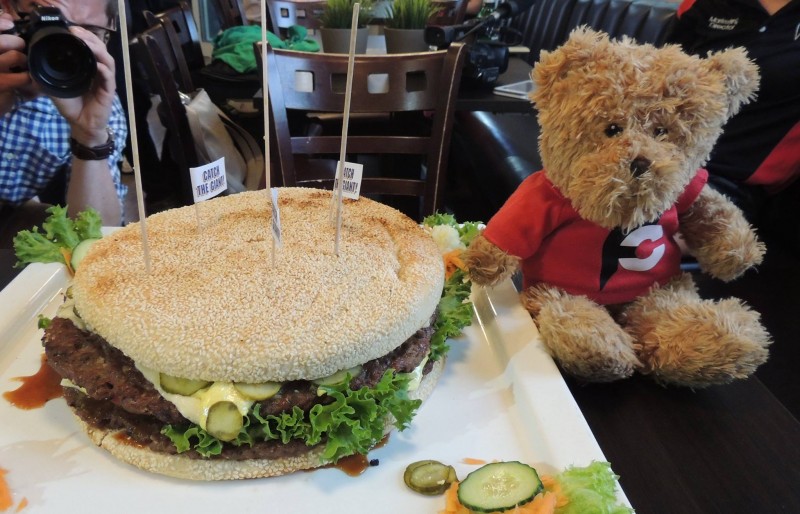 435-xxl-essen-und-trinkens-3kg-burger-challenge