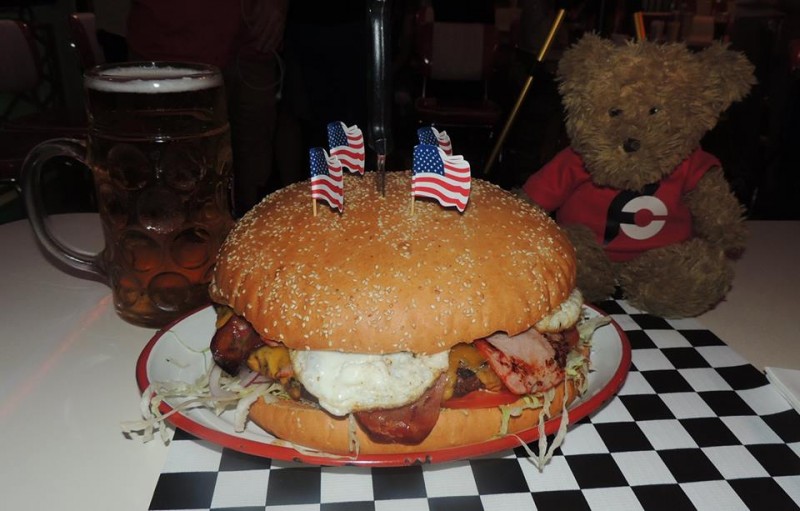629-billy-bob-wall-of-fame-burger-challenge
