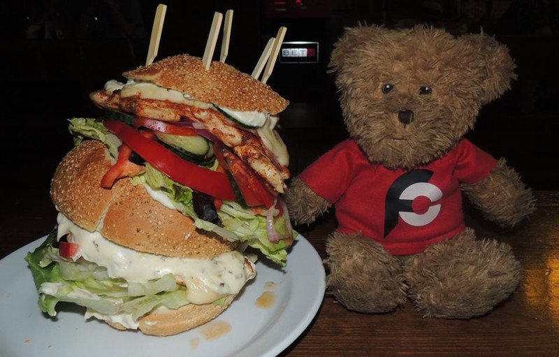 653-kovarna-u-hodin-jumbo-chicken-burger-challenge