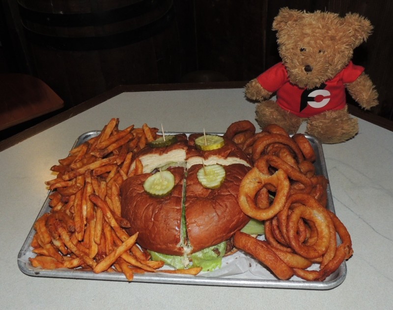 759-rattlesnake-saloons-gigantor-burger-challenge