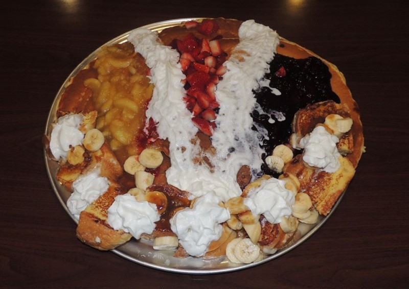 815-village-inns-pancakes-stuffed-french-toast-challenge