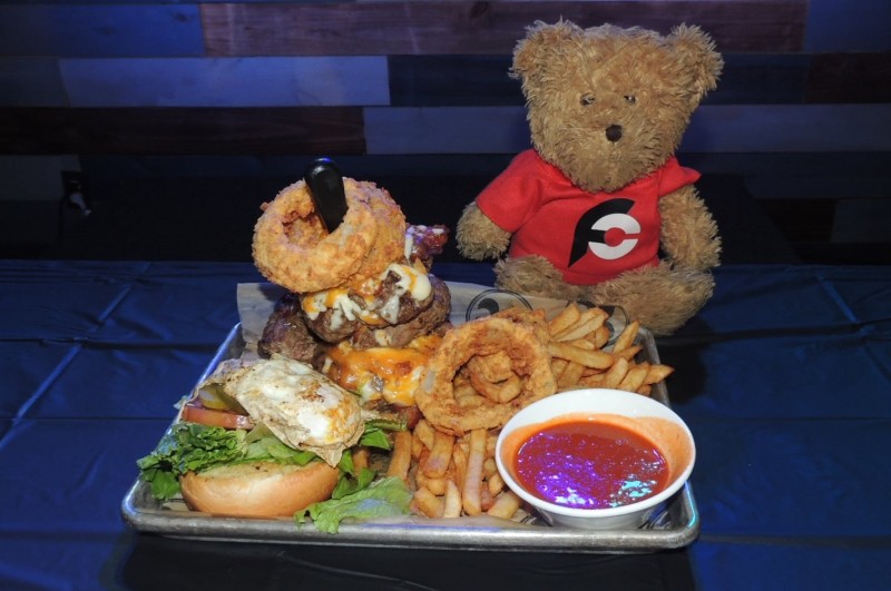 903-locals-bar-lunatic-burger-patty-record-challenge